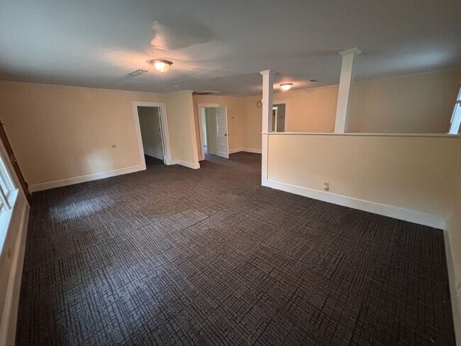 Building Photo - 3 Bedrooms- 2 Bathroom- House in Coosa!