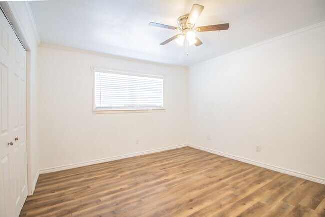 Building Photo - Spacious & Updated 4/2