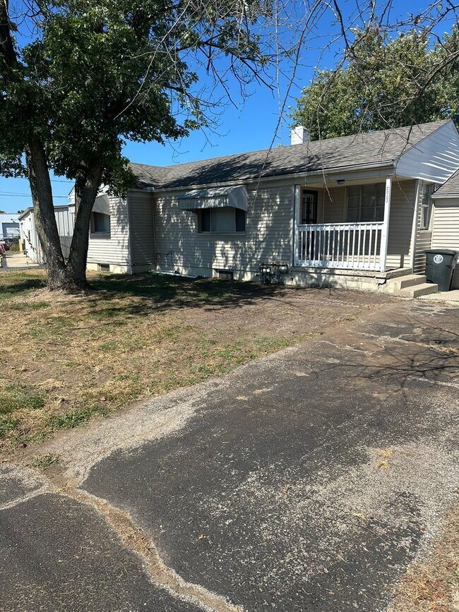 Building Photo - Move In Ready 2 Bedroom with Attached Gara...