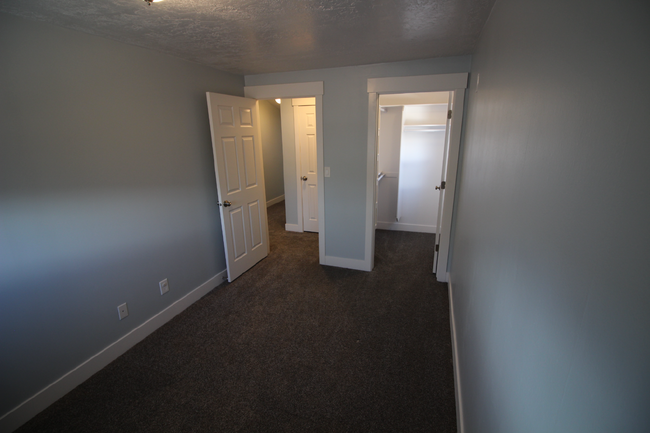 Building Photo - Spacious 3-Bedroom, 2-Bath Apartment for R...