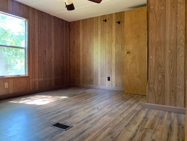 Building Photo - Affordable 2 bedroom, $775 a month. Call 803-537-0185 NO PETS