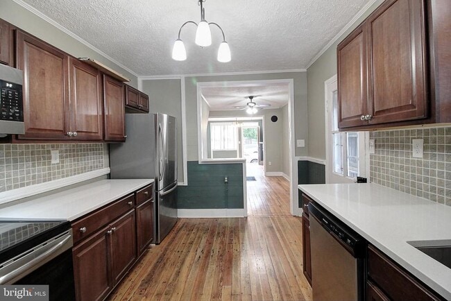 Building Photo - 213 E 6th St