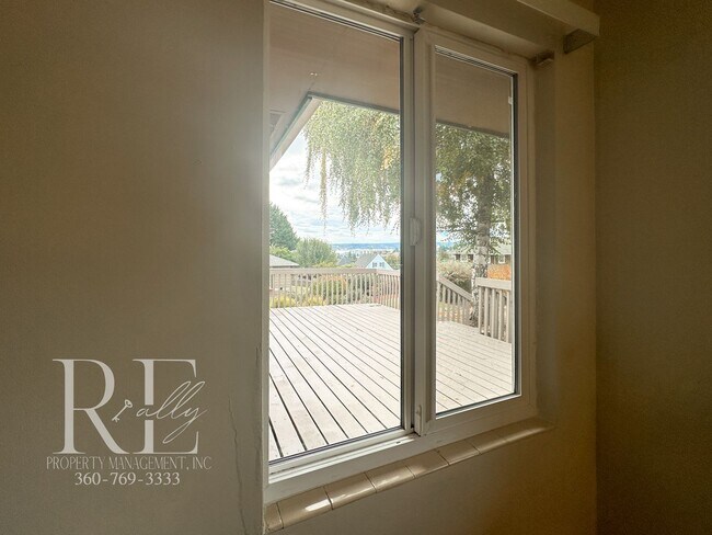 Building Photo - Enjoy Breathtaking Sunsets in the Heart of Manette