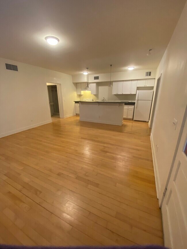 Building Photo - FOR RENT