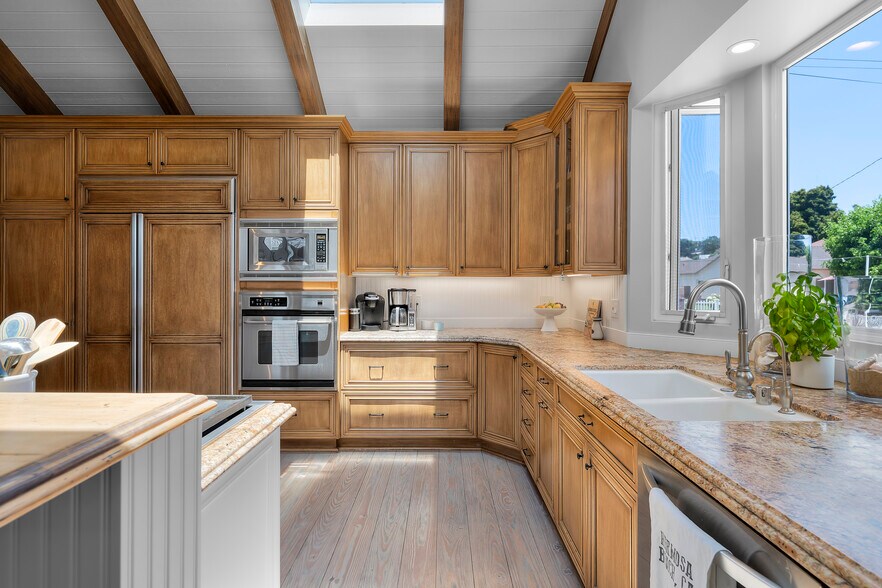 Building Photo - 530 24th Street