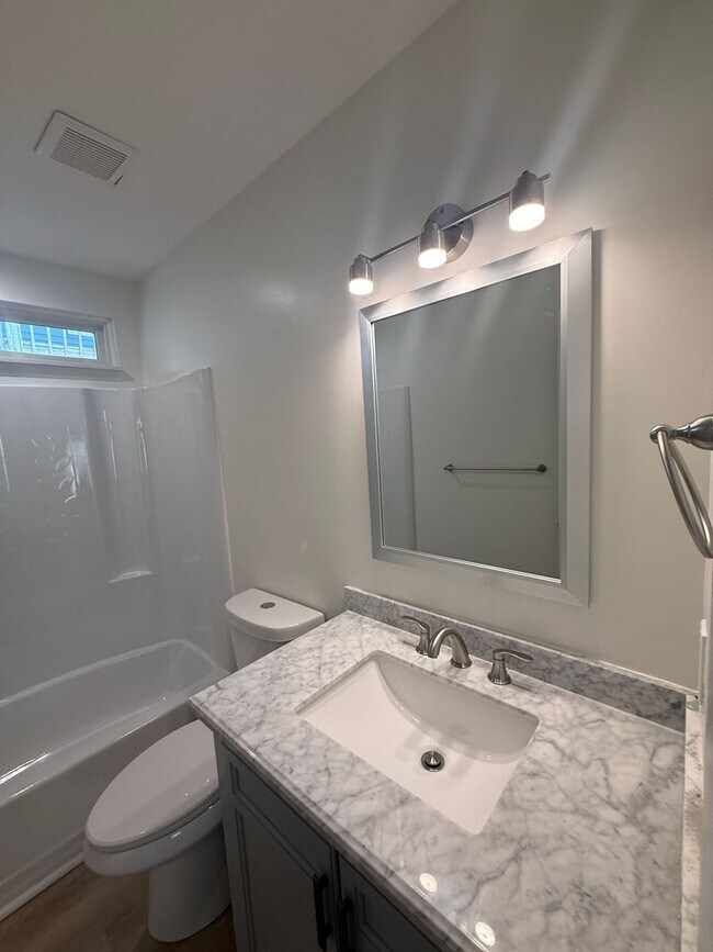 Building Photo - Charming Beachside Condo Near Shore Drive!