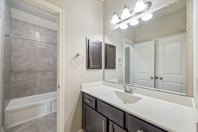 Building Photo - 1539 Giles Dr