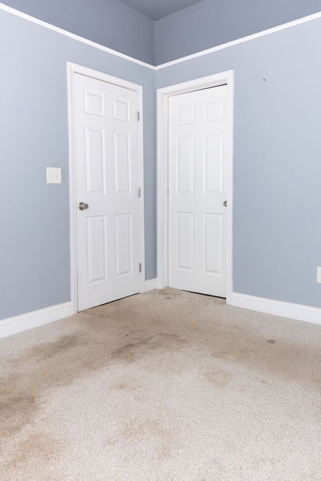 Building Photo - Spacious 4/3.5 w/ Master on Main and Fully...