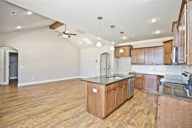 Building Photo - 207 Alder St