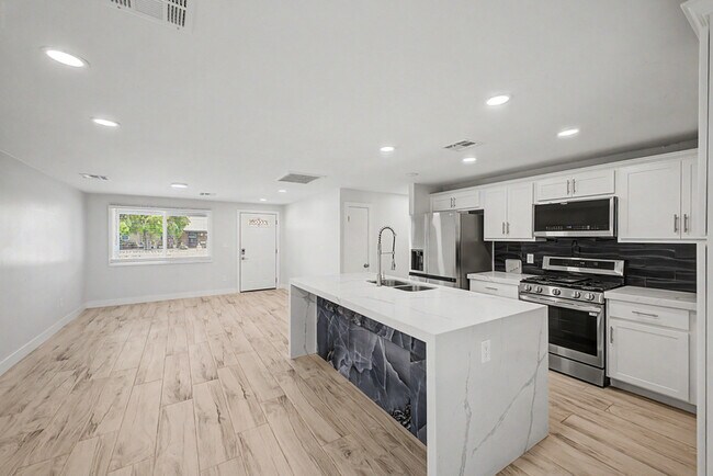 Building Photo - 3701 E Ludlow Dr
