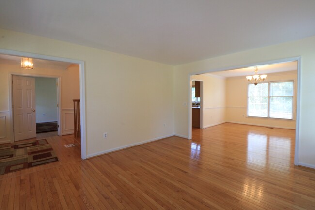 Building Photo - 5 BD + 3.5 Bath Bright & Beautiful Colonia...