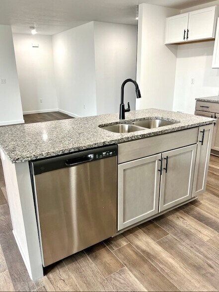 Island - Open Concept - 800 Hoffman Hills Blvd