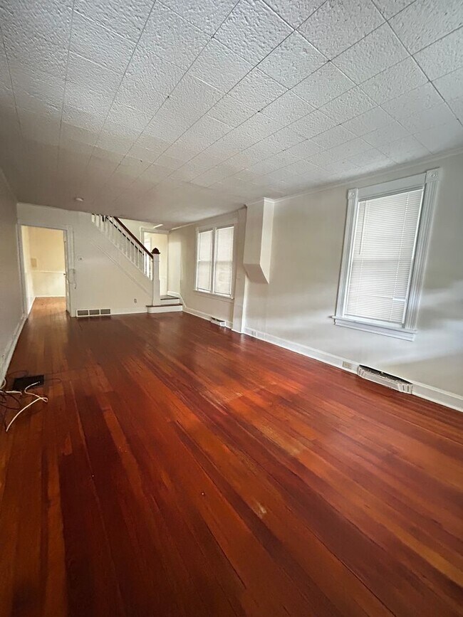 Building Photo - 3 bedroom, 1 bath, 2 story half double house