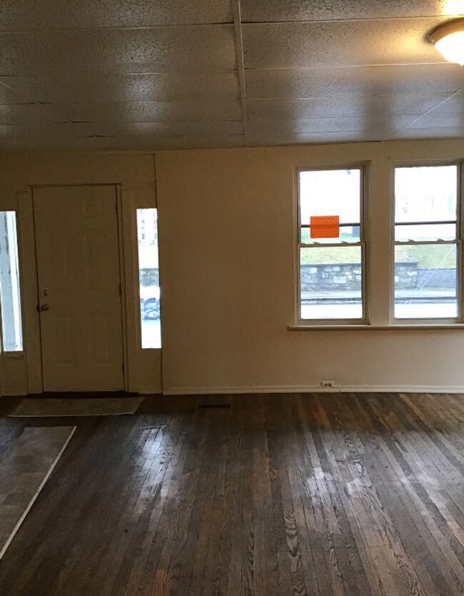 Building Photo - 547 S 2nd St