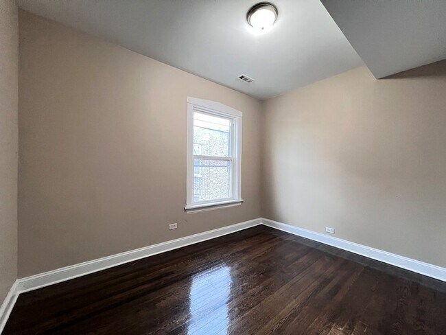 Building Photo - 821 N Waller Ave