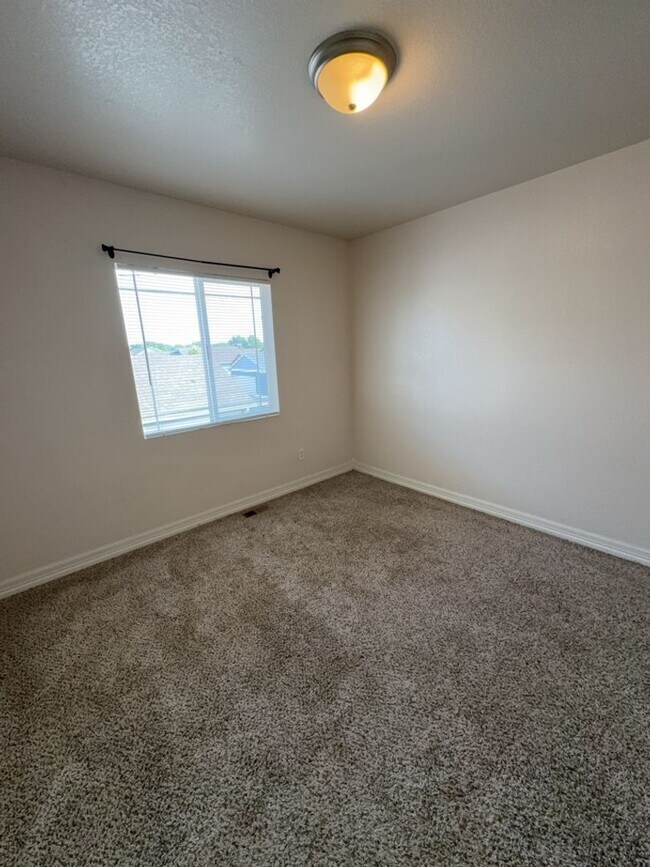 Building Photo - Spacious 3 Bed, 2.5 Bath Home with Oversiz...