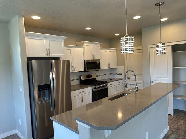 Building Photo - Charming and Modern Redmond Home: Pet-Friendly, Two-Car Garage, and More!