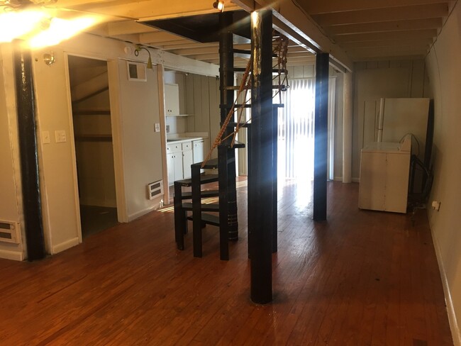 Building Photo - Unique & Affordable 2 Bedroom on Eastside ...