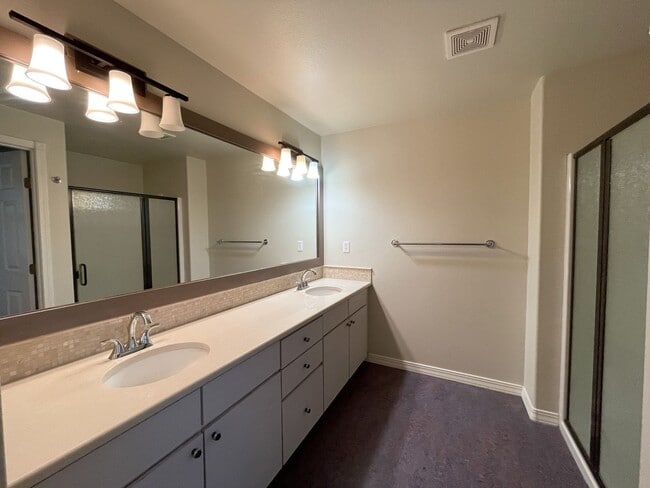 Building Photo - Gorgeous Townhouse in the Heart of Multnomah Village with Attached Garage, Outdoor Space