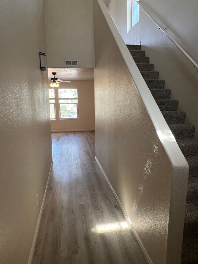 Building Photo - Oversized Townhome in Town!