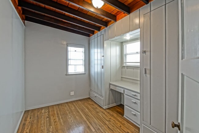 Building Photo - 1 HOUSE FROM BEACH! CHARMING, DETACHED UNIT W/ OCEAN VIEWS & 1-CAR GARAGE IN WALKSTREET TRIPLEX!