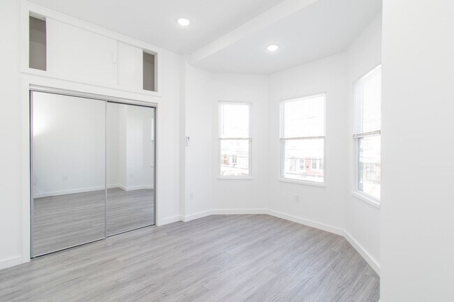 Building Photo - New! Renovated & Modern Apartment