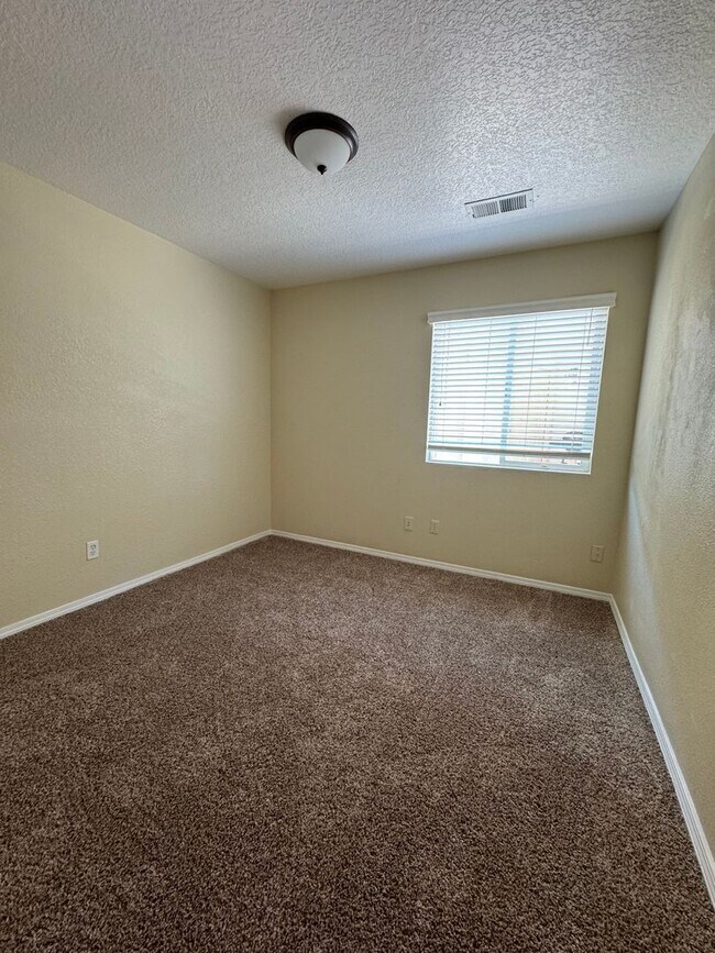 Building Photo - 3 bed 2 bath home