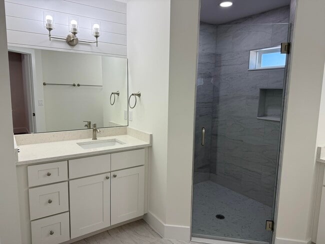 Building Photo - 611 Queen Rd