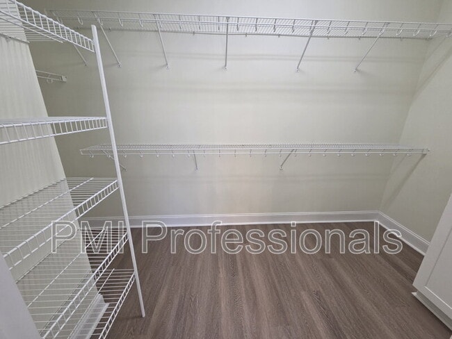 Building Photo - 315 Shadow Creek Dr