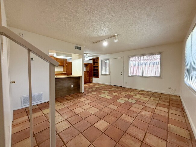 Building Photo - 4031 W Mesquite Ln