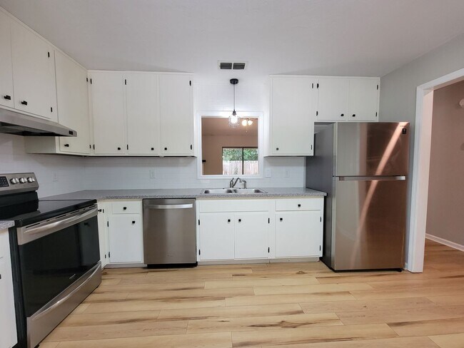 Building Photo - 2 bedroom/ 2 bath duplex for rent in NE Tallahassee, woodfloors, fenced back yard available Augus...