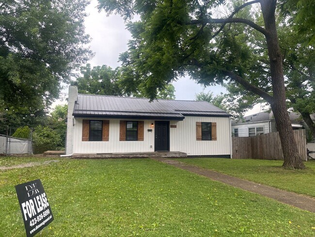 Primary Photo - Cute, cottage in a prime location off of Oakland Ave, near Downtown and ETSU, 2 bed/1 bath for $1...