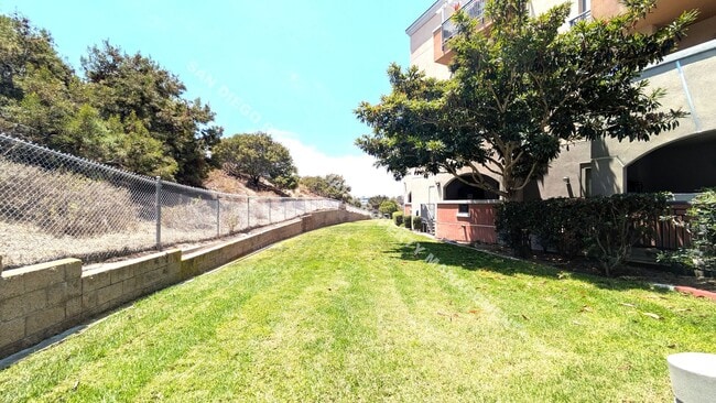 Building Photo - Bright 1 Bed / 1 Bath Condo in Upscale Com...