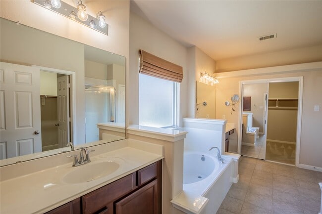 Building Photo - 2802 Silhouette Bay Dr