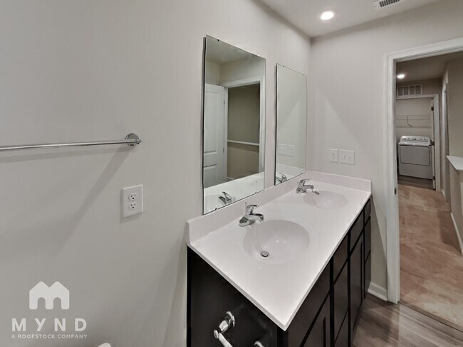 Building Photo - 725 Point Andrews Dr SW