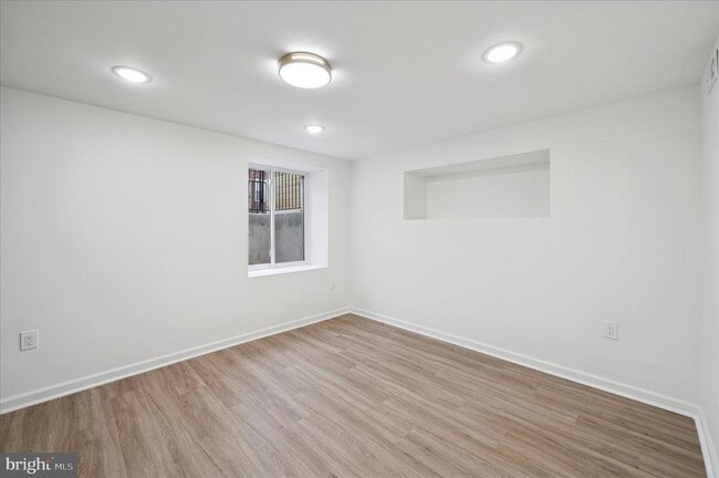 Building Photo - 2553 S Dewey St