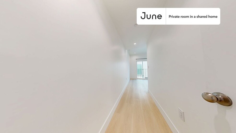 Building Photo - Private bedroom in 5 bed/4 bath Home