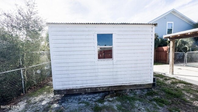 Building Photo - 247 Poinsettia Dr