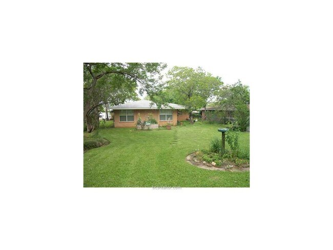 Building Photo - Bryan - 4 bedroom / 2 bath / fenced in bac...