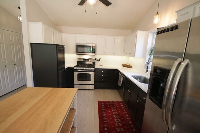 Building Photo - Spacious 5-bedroom, 3-bathroom modern home...