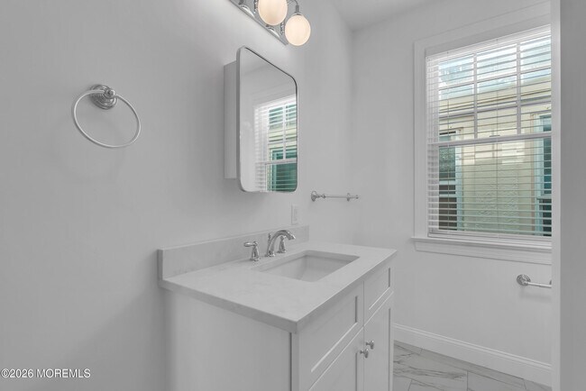 Building Photo - 132 Bay Ave