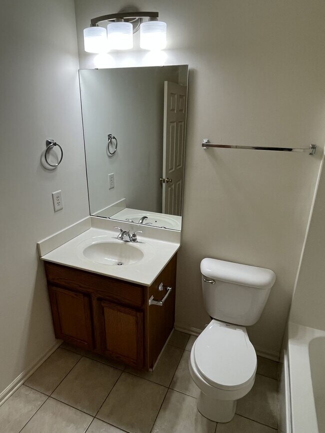 Building Photo - Lovely 3 Bed, 2.5 Bath home in Havenbrook