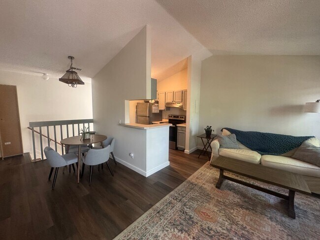 Building Photo - 2 bedroom Condo close to UCCS