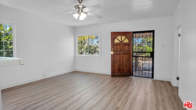 Building Photo - 472 N Ezra St