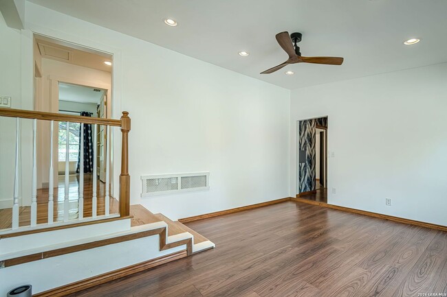Building Photo - GORGEOUS 4-BEDROOM HOME IN TERRELL HEIGHTS