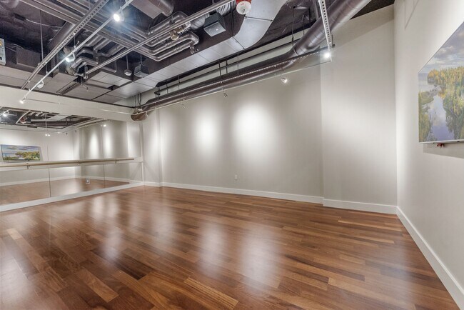 Building Photo - Luxury 2 Bed 1.75 Bath Furnished Downtown Seattle Condo with Stunning Views