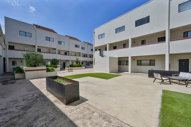 Building Photo - 2605 Enfield Rd