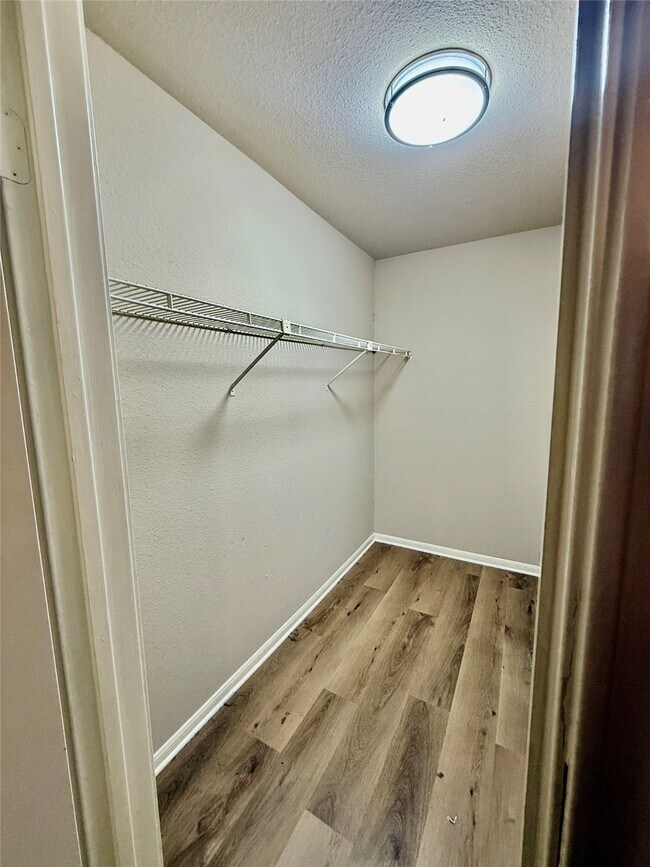 Building Photo - 3100 Walnut Bend Ln