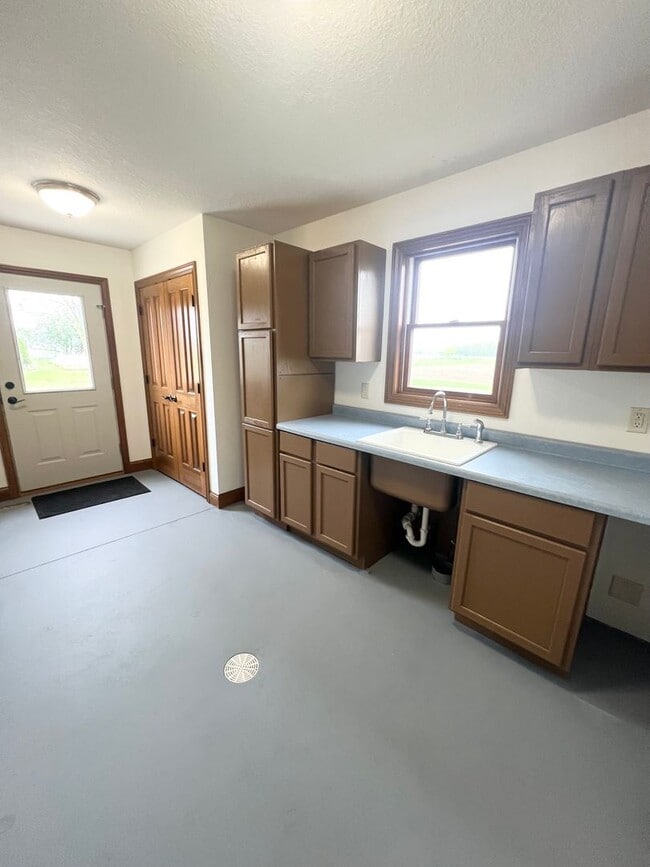 Building Photo - NEW LISTING! 3 Bedroom home