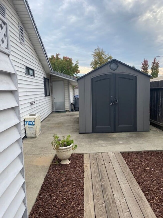 Building Photo - Beautiful Home w/ Pool - Country Oaks Subdivision